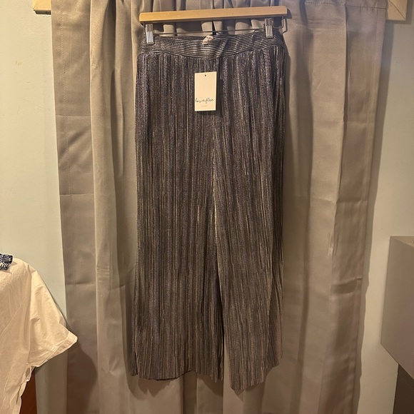 Love, Fire Metallic Mini Pleat Gaucho Crop Pants NWT size Large - Picture 2 of 4